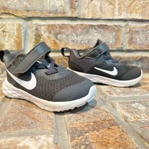 Nike Toddler Gray and White Sneakers